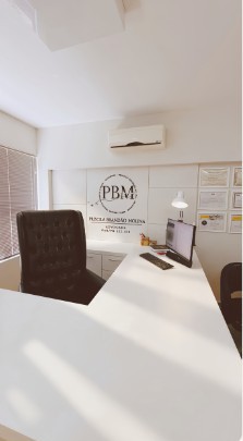 Sala de atendimento com identidade visual PBM