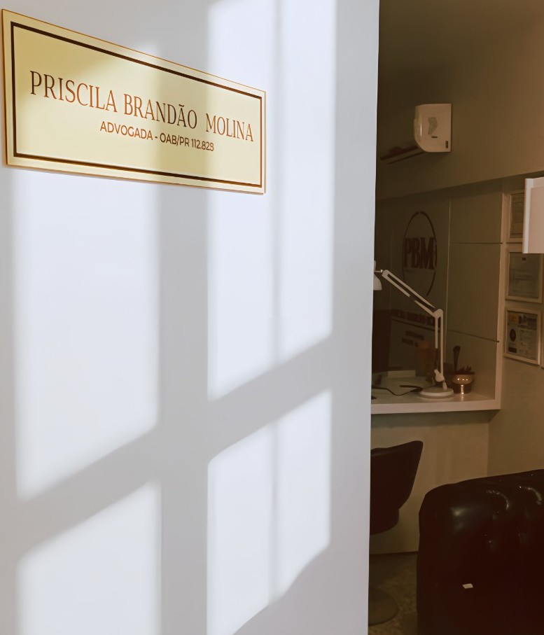 Placa Priscila Brandão Molina na porta do escritório
